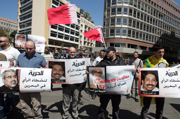 سلسلة بشرية أمام مركز الأمم المتحدة في بيروت للمطالبة بالافراج عن الخواجة