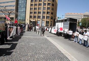 سلسلة بشرية أمام مركز الأمم المتحدة في بيروت للمطالبة بالافراج عن الخواجة