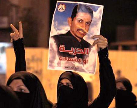 المعارضة البحرينية تدعو لمسيرات "جمعة الإنتصار للخواجة"... وزوجته تؤكد أن السلطات منعتها من الإتصال به 