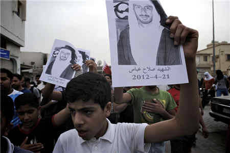 قوات النظام البحريني تقمع مسيرة تشييع الشهيد صلاح عباس
