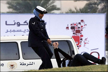 النظام البحريني يجدد اعتقال زينب الخواجة سبعة أيام لاحتجاجها على إعتقال أبيها 