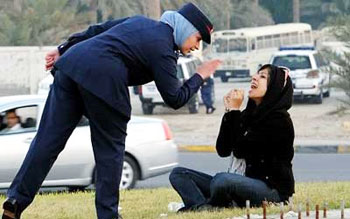 النظام البحريني يجدد اعتقال زينب الخواجة سبعة أيام لاحتجاجها على إعتقال أبيها 