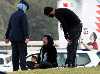 النظام البحريني يجدد اعتقال زينب الخواجة سبعة أيام لاحتجاجها على إعتقال أبيها 