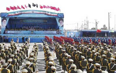 انطلاق مراسم استعراض القوات المسلحة التابعة للجمهورية الاسلامية الايرانية بمناسبة يوم الجيش