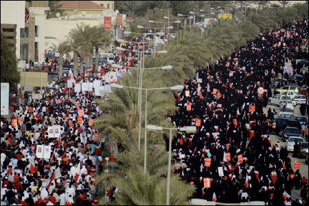 300 الف بحريني يتظاهرون بالمنامة لرفض الإنضمام للسعودية