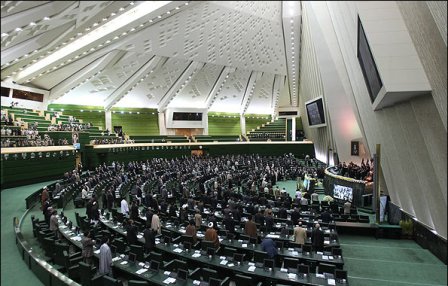 مجلس الشورى الإيراني الجديد يبدأ أعماله والإمام الخامنئي يدعوه إلى "التعاون مع باقي السلطات لتلبية متطلبات الشعب"

