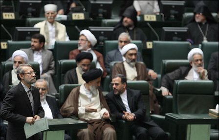 مجلس الشورى الإيراني الجديد يبدأ أعماله والإمام الخامنئي يدعوه إلى "التعاون مع باقي السلطات لتلبية متطلبات الشعب"

