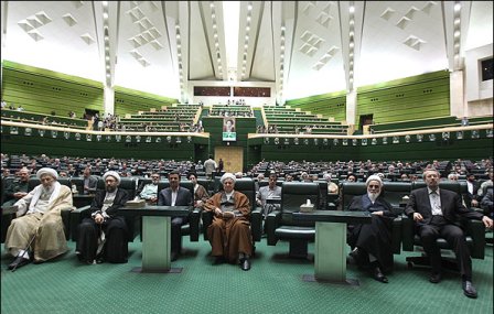 مجلس الشورى الإيراني الجديد يبدأ أعماله والإمام الخامنئي يدعوه إلى "التعاون مع باقي السلطات لتلبية متطلبات الشعب"

