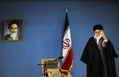 الامام السيد علي الخامنئي يستقبل المعلمين ويدعو الى المشاركة الواسعة في الانتخابات التكميلية