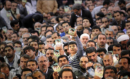 الامام السيد علي الخامنئي يستقبل المعلمين ويدعو الى المشاركة الواسعة في الانتخابات التكميلية