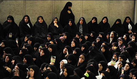 الامام السيد علي الخامنئي يستقبل المعلمين ويدعو الى المشاركة الواسعة في الانتخابات التكميلية