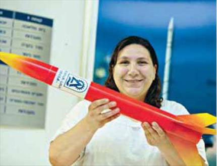 "السفير": صواريخ "إسرائيل" الموجهة نحو لبنان تحمل بصمات إبنة العميل سعد حداد