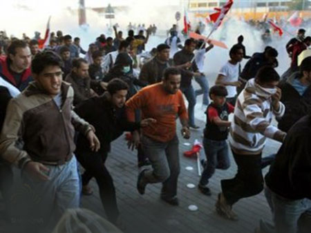 إستمرار العنف والاعتقال في البحرين و"الوفاق" تحذّر من محاولات الالتفاف على مطالب الشعب