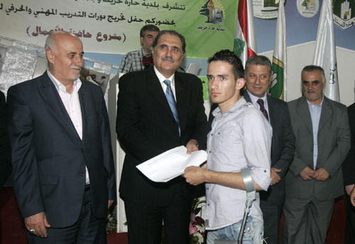 بلدية حارة حريك وجمعية "جهاد البناء" تخرجان دورات التدريب المهني والحرفي لعام 2012