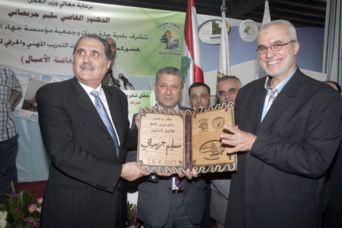 بلدية حارة حريك وجمعية "جهاد البناء" تخرجان دورات التدريب المهني والحرفي لعام 2012