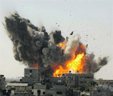 جيش الاحتلال يقصف المناطق الحدودية الشرقية لـ"غزة" .. وتقارير صهيونية تفيد بسقوط خمسة صواريخ "غراد" على النقب
