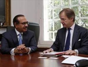 المنامة ولندن تبحثان تعيين ضباط بريطانيين في البحرين للمساعدة في قمع الاحتجاجات
