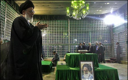 رجل اذهل العالم .. وأشعل ثورة