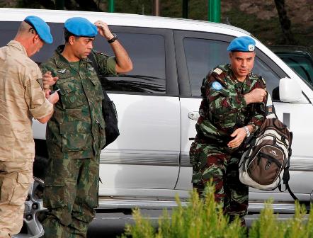 الجنرال روبرت مود يعلن تعليق عمل بعثة المراقبين الدوليين في سوريا

