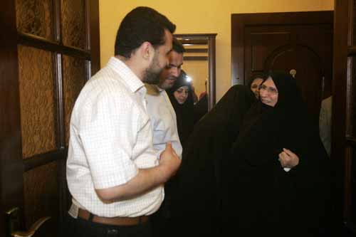 زيارة كريمة الإمام الخميني(قده) لعائلة سيد شهداء المقاومة الإسلامية