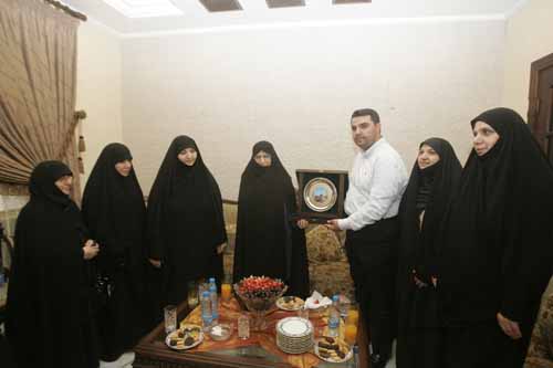 زيارة كريمة الإمام الخميني(قده) لعائلة سيد شهداء المقاومة الإسلامية