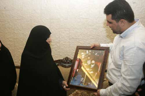 زيارة كريمة الإمام الخميني(قده) لعائلة سيد شهداء المقاومة الإسلامية