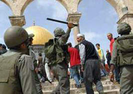 مستوطنون وجنود صهاينة يستبيحون المسجد الأقصى المبارك
