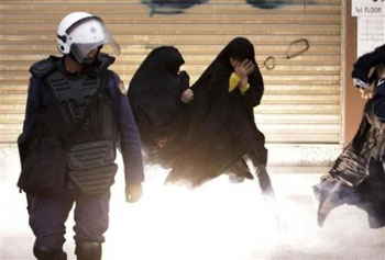 جمعية "الوفاق" تدين ما تتعرض له النساء من ضرب وتعدٍ وانتهاك للحرمات من قبل السلطات البحرينية