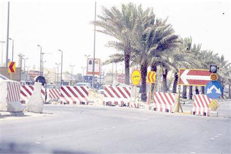 تقرير: العديد من شوارع البحرين مغلقة بحواجز أسمنتية وأسلاك شائكة
