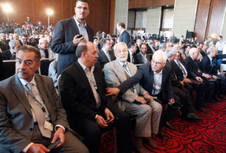 "الوطن": خلافات وضرب بالأيدي ومشادات داخل وخارج مؤتمر "المعارضة السورية"