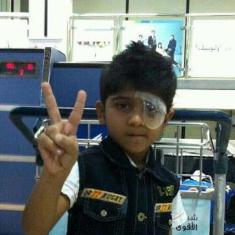 الطفل البحريني المصاب بعينه يعاود العلاج من آثار الشوزن
