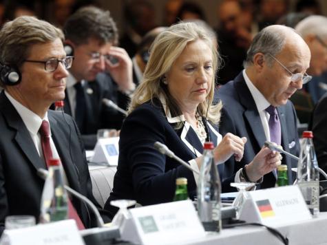 مؤتمر باريس: أوغلو يطلب بـ"عزلة" لدمشق ومن يدعمها وكلينتون تريد تحميل موسكو وبكين "ثمن" مواقفهما