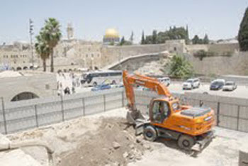 "إسرائيل" تُصعّد حربها التهويدية في المدينة المقدسة... وتحذيرات من مسعى حثيث لتقسيم "الأقصى"