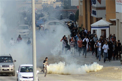 السلطات البحرينية تقمع مسيرة سلمية بجزيرة سترة وتصيب متظاهرين