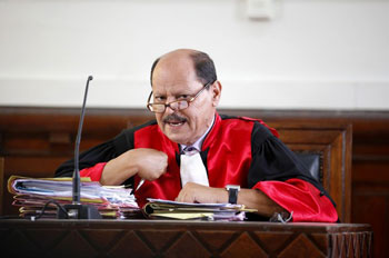 الحكم بالمؤبد على بن علي... وغضب في صفوف أسر الشهداء