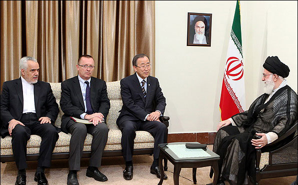 الامام الخامنئي: حل أزمة سوريا بالحد من إرسال السلاح للمعارضة