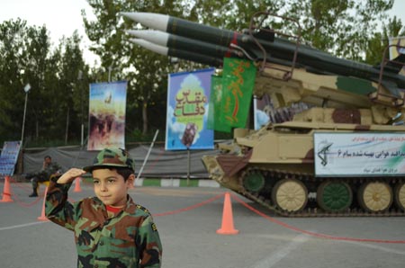 سلسلة نشاطات تثقيفية وعسكرية إحياءً لأسبوع الدفاع المقدس في ايران