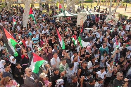 فلسطينيو الـ48 يتظاهرون أمام السفارة الأميركية في تل أبيب نصرة للرسول (ص) 