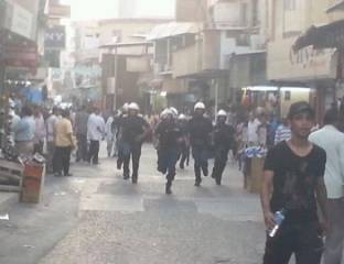 البحرين: قوات الأمن تقمع  مسيرة المعارضة وتحاصر الشيخ علي سلمان في المسجد