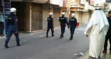 البحرين: قوات الأمن تقمع  مسيرة المعارضة وتحاصر الشيخ علي سلمان في المسجد