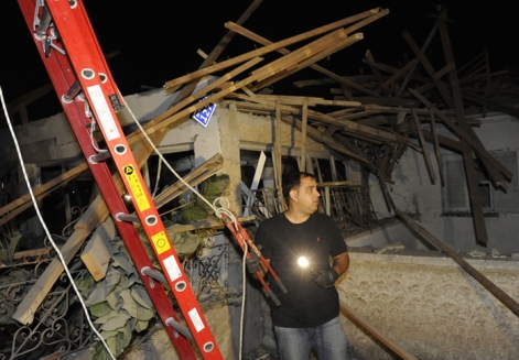 الاحتلال يعلق الدراسة في "بئر السبع" عقب إصابة 13 صهيونياً وتدمير منزل إثر سقوط صاروخي "غراد"