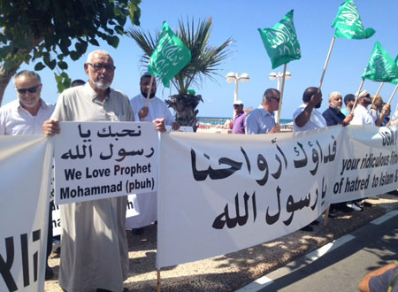 الجماهير الفلسطينية  في غزة تنتفض نصرة للرسول الأكرم (ص)