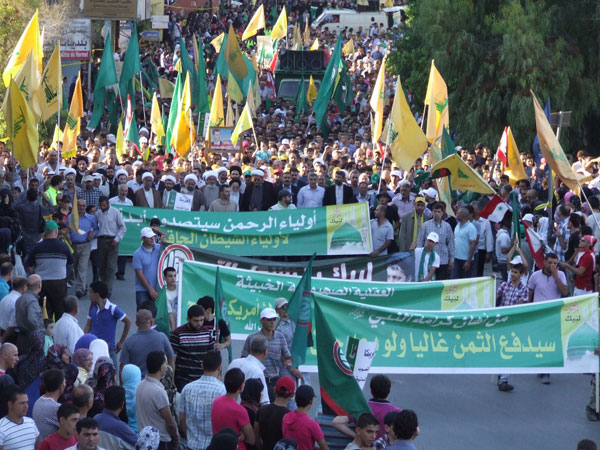 حشود شعبية ضخمة في المسيرة التي نظمها حزب الله في الهرمل استنكارا للإساءة لرسول الله (ص)