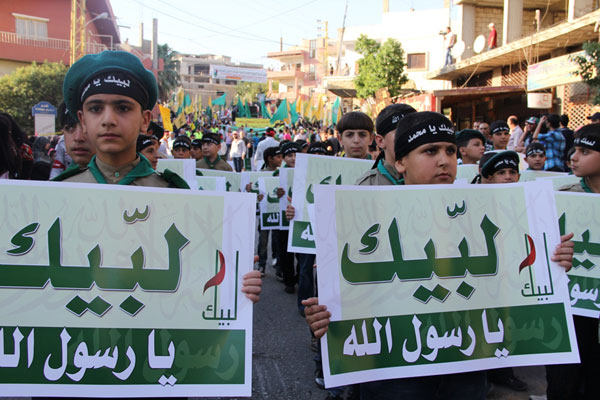 حشود شعبية ضخمة في المسيرة التي نظمها حزب الله في الهرمل استنكارا للإساءة لرسول الله (ص)