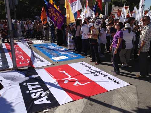 خاص "الانتقاد" : "لا للحرب" مطلب الاتراك فى "يوم السلام العالمي" وصور الاسد ترتفع في اسطنبول