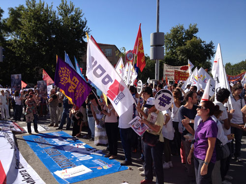 خاص "الانتقاد" : "لا للحرب" مطلب الاتراك فى "يوم السلام العالمي" وصور الاسد ترتفع في اسطنبول