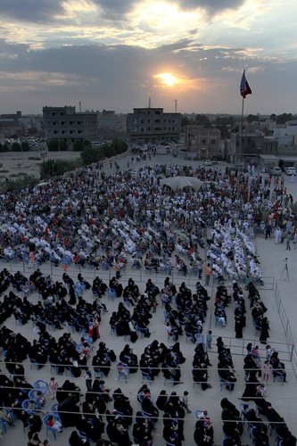 جماهير المعارضة في قلب منطقة "العكر": متمسكون بالديمقراطية ولن يرهبنا الحصار