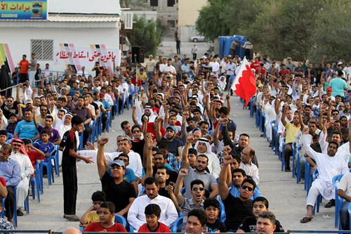 جماهير المعارضة في قلب منطقة "العكر": متمسكون بالديمقراطية ولن يرهبنا الحصار