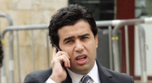 نيويورك تايمز: السعودية وقطر تنتظران إذناً أميركياً لتسليح "المعارضة" السورية وعقاب صقر "المزود الرئيسي" للأسلحة