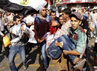 مصر: عشرات الإصابات في اشتباكات بين متظاهرين مؤيدين لمرسي ومعارضيه